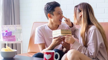 CANGKIR HINGGA GANTUNGAN KUNCI DENGAN INISIAL SUAMI