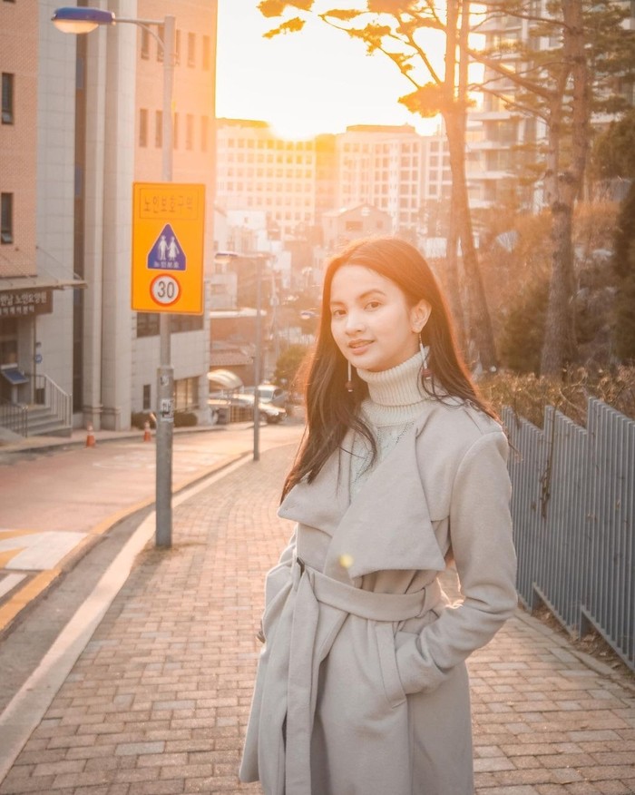 Ini adalah potret Sabrina saat berada di Korea. Suasananya seperti dalam drama-drama Korea, ya. (Foto: instagram.com/sabrinaanggraini)