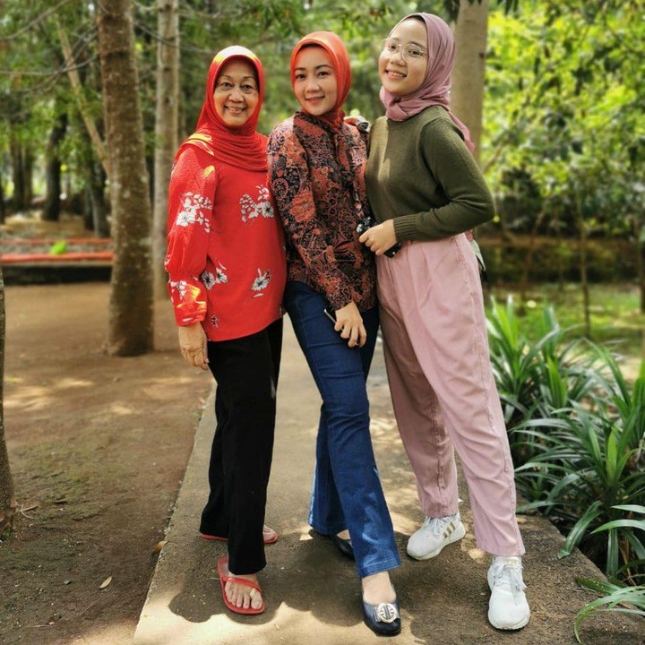 <p>Pose tiga generasi dulu nih. Zara bersama Bunda Atalia dan sang nenek. Semoga sehat selalu dan makin kompak yaaa... (Foto: Instagram @ataliapr)</p>