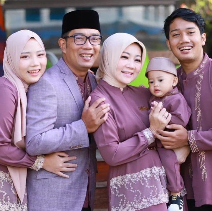 <p>Putra pertama Ridwan Kamil bernama Emmiril Khan Mumtadz, anak kedua diberi nama Camillia Laetitia Azzahra, dan Si Kecil yang lucu bernama Arkana Aidan Misbach. (Foto: Instagram @ataliapr)</p>