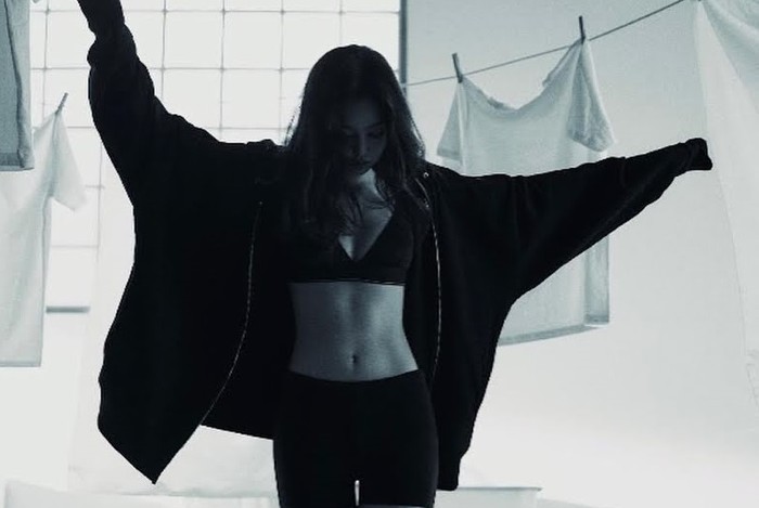 Jennie juga sukses membuat netizen berdecak kagum dengan postur tubuhnya yang memukau / foto: instagram.com/calvinklein