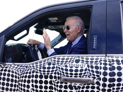 Joe Biden Ngebut Jajal Pick-up Listrik Ford
