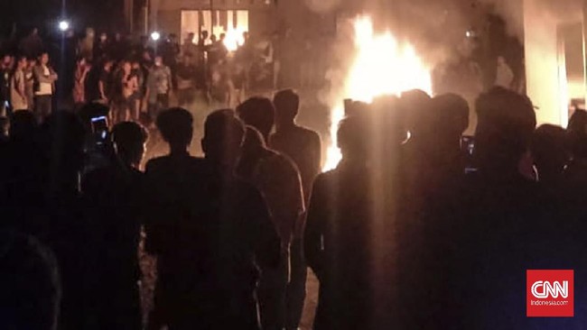 Satu tersangka pencurian di Lampung ditembak mati pasca-insiden pembakaran Polsek Candipuro. Namun tak ada penjelasan terkait kasus ini.