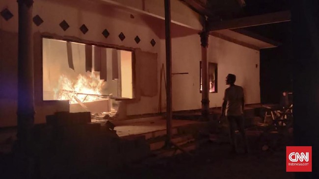 Masing-masing orang yang ditangkap memiliki peran berbeda saat aksi pembakaran dilakukan.