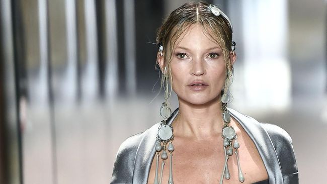 Sebuah pelelangan secara digital berhasil menjual video model Inggris, Kate Moss, yang sedang tidur.