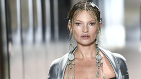 Video Kate Moss Lagi Tidur Laku Rp222 Juta dalam Lelang