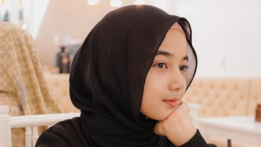 Kisah Cut Rauzha Amalia  yang fotonya dijadikan gambar belakang truk dan angkutan umum.