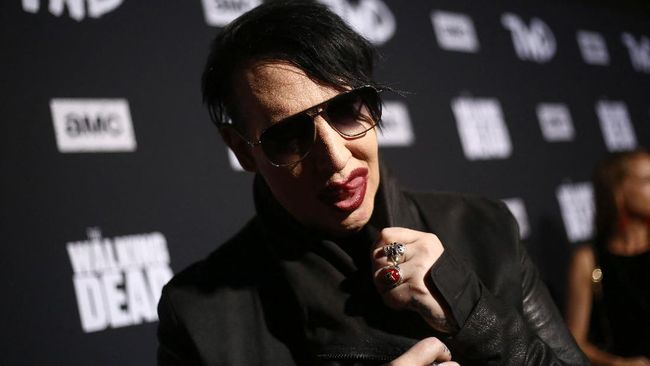 Marilyn Manson didenda Rp21 juta dan jalani pelayanan masyarakat setelah buang ingus ke arah videografer konser pada 2019.