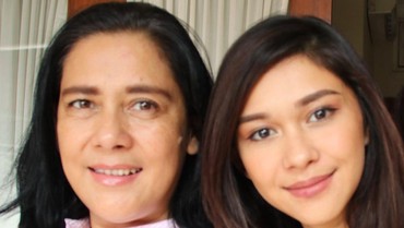 img-title Lidya Kandaou Tertidur Bareng Cucu, Wajahnya Jadi Sorotan