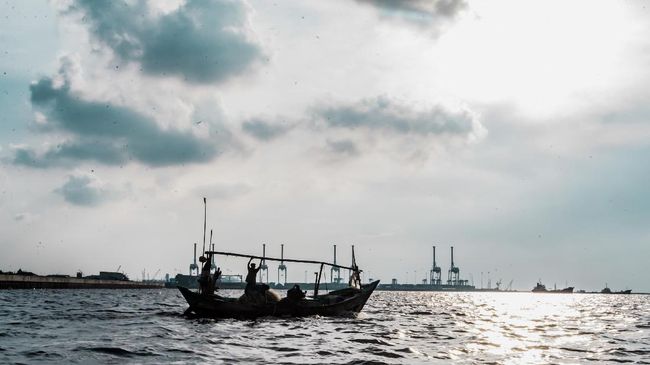 Thailand Tahan 19 Nelayan RI yang Tangkap Ikan Ilegal Dekat Phuket Thailand menahan dua kapal nelayan Indonesia beserta 19 krunya karena memasuki perairan negara itu serta menangkap ikan secara ilegal di lepas pantai Phuket.