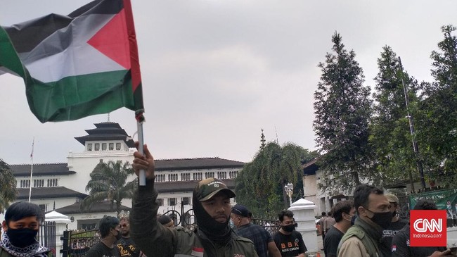 Massa ojol, sebagian membawa bendera Palestina dan spanduk 'Save Palestine', dilakukan di Bandung pada Rabu (19/5).