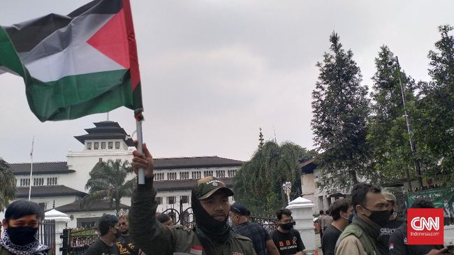 Simpati Palestina, Ojol Gelar Aksi dan Galang Dana di Bandung Massa ojol, sebagian membawa bendera Palestina dan spanduk 'Save Palestine', dilakukan di Bandung pada Rabu (19/5).