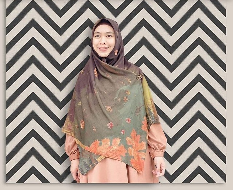 Nama Oki Setiana Dewi disebut-sebut sebagai istri poligami Uje. Yuk kita lihat potret Oki Setiana Dewi!