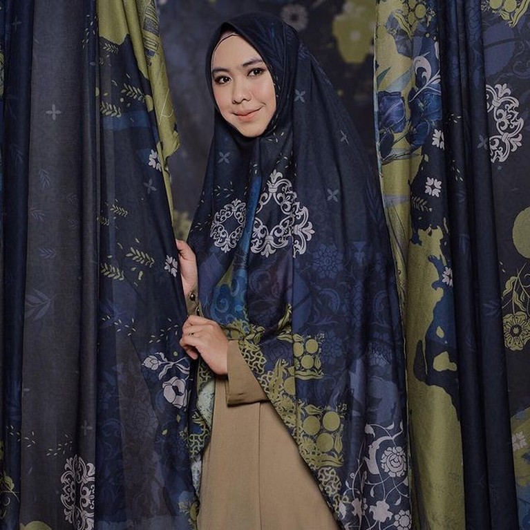 Oki Setiana Dewi Nama Oki Setiana Dewi disebut-sebut sebagai istri poligami Uje. Yuk kita lihat potret Oki Setiana Dewi!