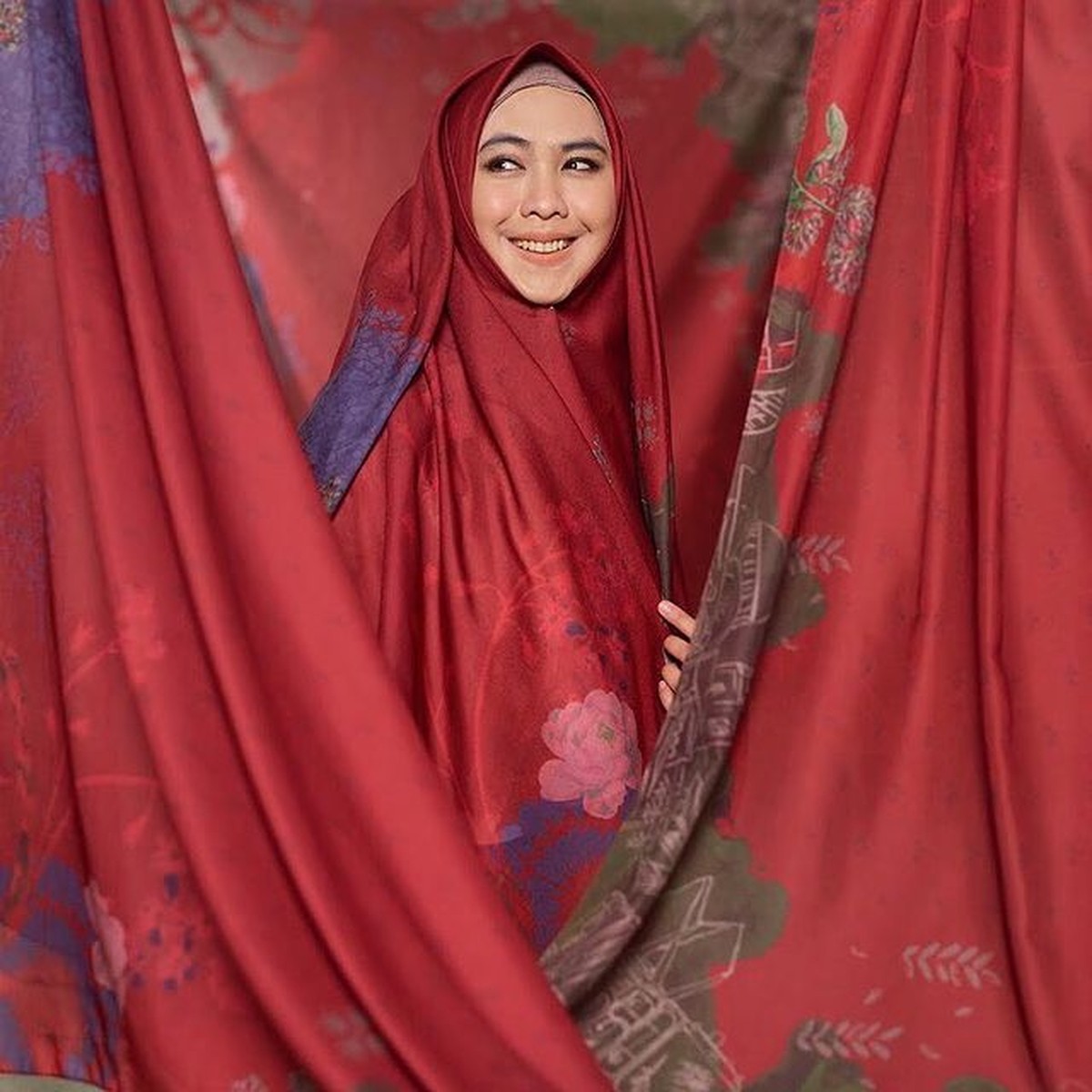 Nama Oki Setiana Dewi disebut-sebut sebagai istri poligami Uje&period; Yuk kita lihat potret Oki Setiana Dewi&excl;