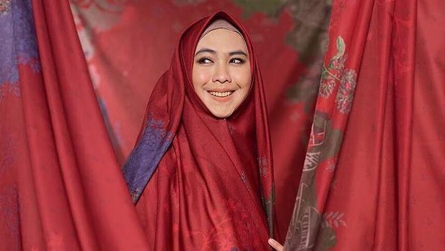 Nama Oki Setiana Dewi disebut-sebut sebagai istri poligami Uje. Yuk kita lihat potret Oki Setiana Dewi!