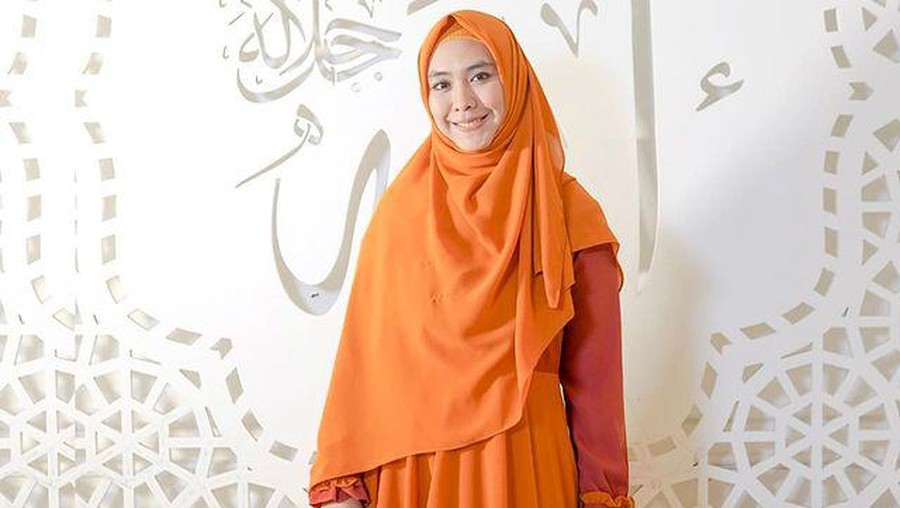 Nama Oki Setiana Dewi disebut-sebut sebagai istri poligami Uje. Yuk kita lihat potret Oki Setiana Dewi!