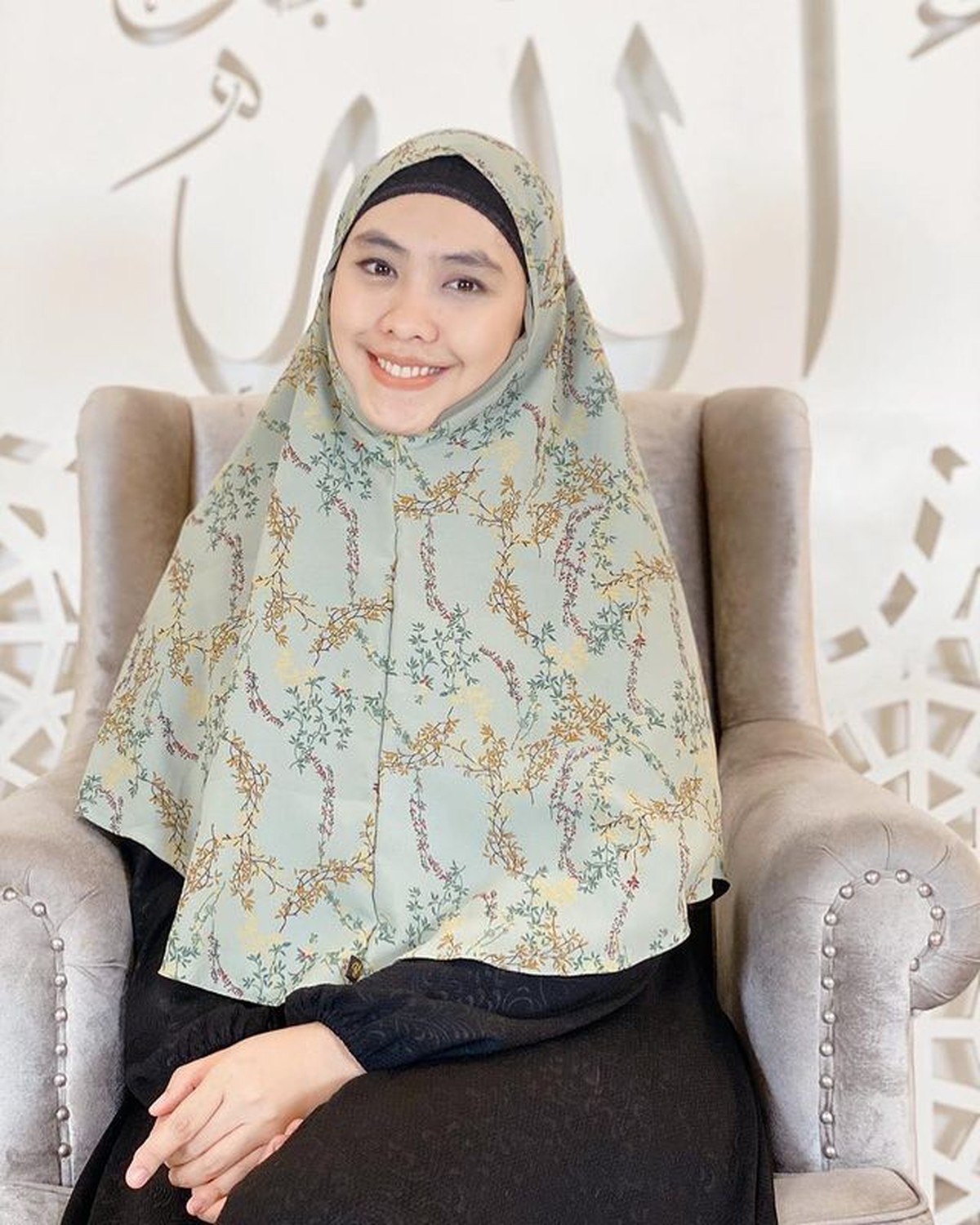 Nama Oki Setiana Dewi disebut-sebut sebagai istri poligami Uje&period; Yuk kita lihat potret Oki Setiana Dewi&excl;