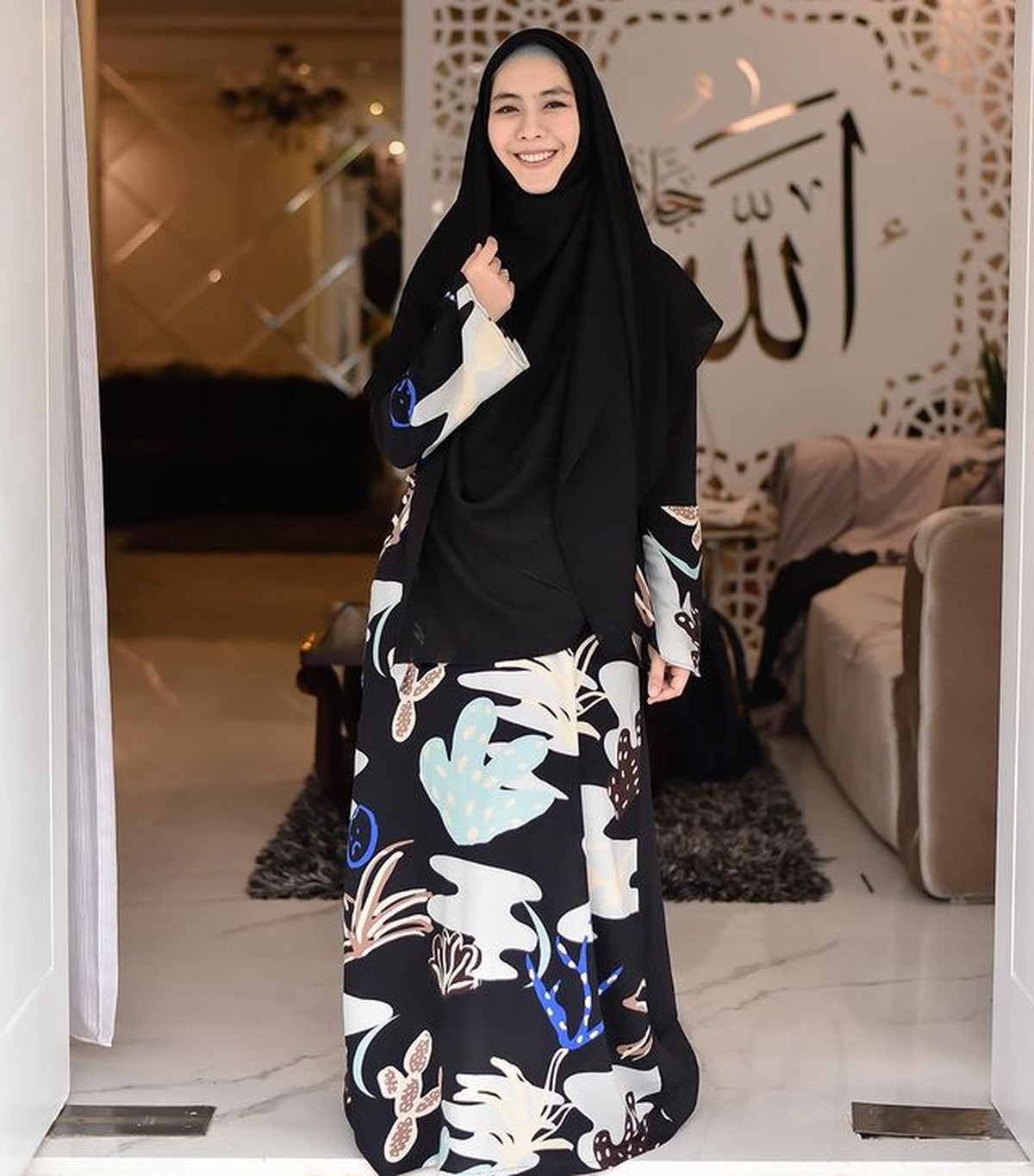 Nama Oki Setiana Dewi disebut-sebut sebagai istri poligami Uje&period; Yuk kita lihat potret Oki Setiana Dewi&excl;