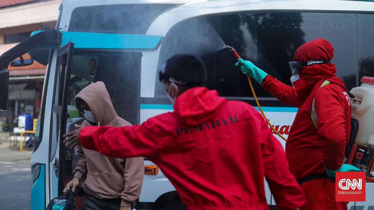 FOTO: Bendung Covid-19 di Terminal Kampung Rambutan