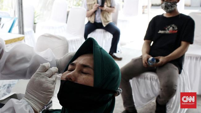 Kontak erat dengan orang yang terkonfirmasi positif Covid-19 tak seharusnya membuat Anda panik. Cek langkah-langkah berikut untuk memastikan kondisi.