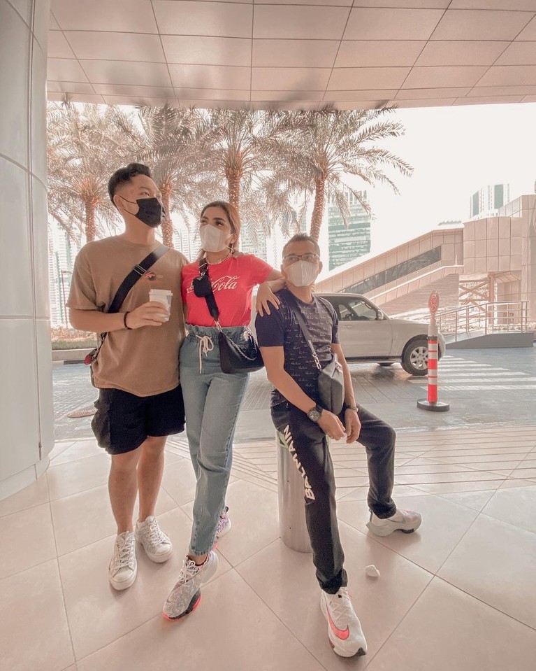 Potret Keluarga Anang Hermansyah di Dubai Keluarga Anang Hermansyah tengah berkunjung ke Dubai. Yuk kita lihat potret selama mereka disana!
