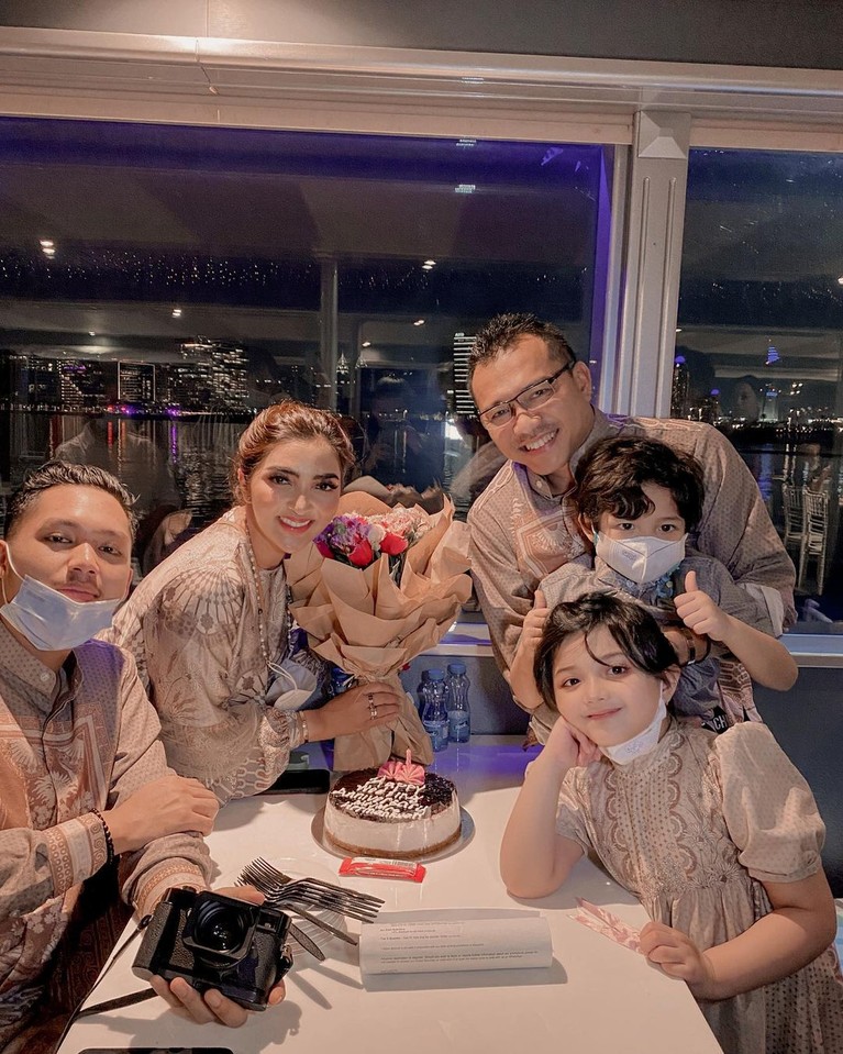 Potret Keluarga Anang Hermansyah di Dubai Keluarga Anang Hermansyah tengah berkunjung ke Dubai. Yuk kita lihat potret selama mereka disana!