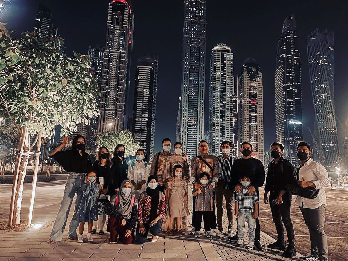 Keluarga Anang Hermansyah tengah berkunjung ke Dubai&period; Yuk kita lihat potret selama mereka disana&excl;