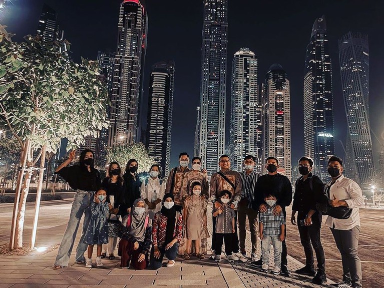 Keluarga Anang Hermansyah tengah berkunjung ke Dubai. Yuk kita lihat potret selama mereka disana!