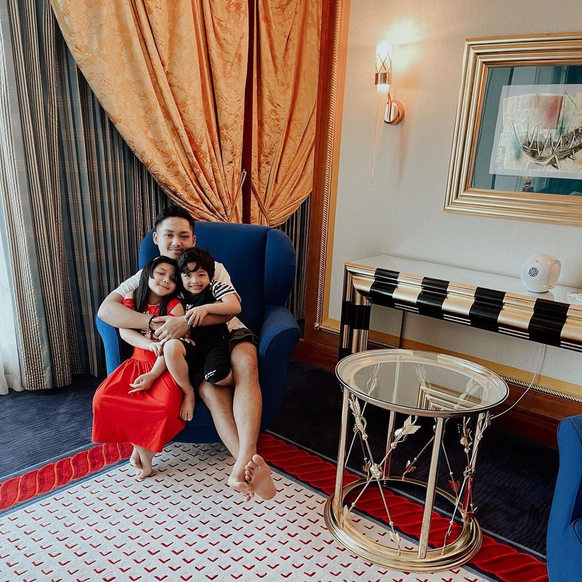 Keluarga Anang Hermansyah tengah berkunjung ke Dubai&period; Yuk kita lihat potret selama mereka disana&excl;