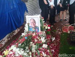 Isak Tangis Keluarga Iringi Pemakaman Wimar Witoelar di TPU Tanah Kusir