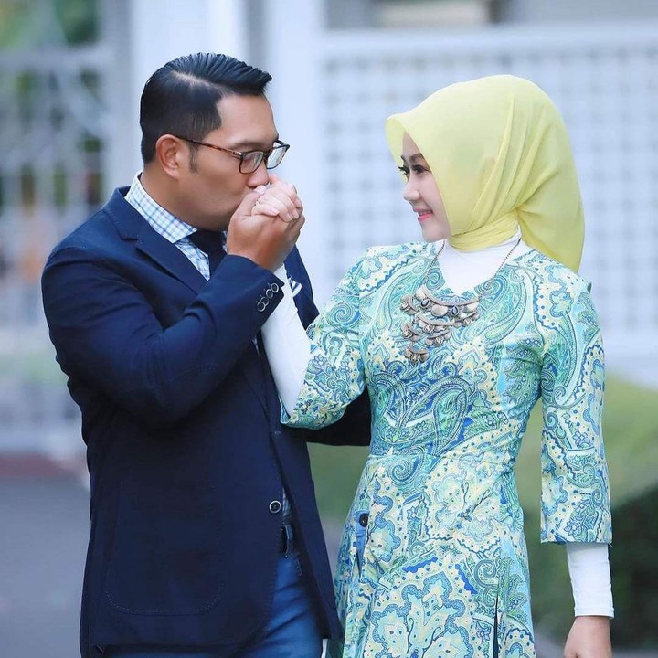 <p>Gubernur Jawa Barat Ridwan Kamil dan sang istri, Atalia Praratya, menikah sejak 1996 silam. Mereka punya dua anak kandung dan satu anak angkat, Bunda. (Foto: Instagram @ataliapr)</p>