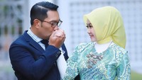Kocak! Laksanakan Rukun Rumah Tangga Istri Selalu Benar, Ridwan Kamil Rela Panggul Tas