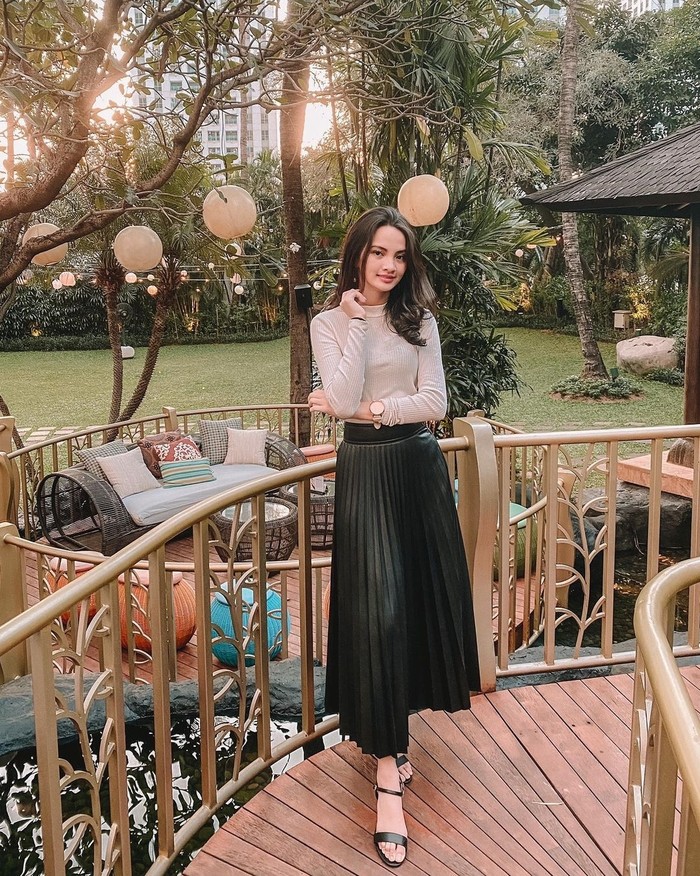 Sabrina adalah co-founder Natuno Lab, perusahaan yang bergerak di bidang produk desain. Sabrina pun kerap membagikan rekomendasi buku pada akun Instagramnya. (Foto: instagram.com/sabrinaanggraini)