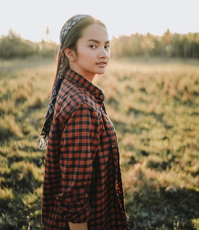Sabrina pernah menjadi pembawa acara Jejak Petualang Trans 7. Penampilan naturalnya tetap memukau meski tanpa riasan. (Foto: instagram.com/sabrinaanggraini)
