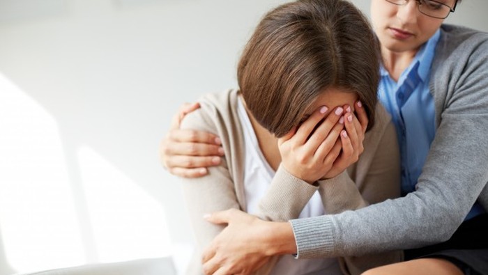 Hindari Melakukan 3 Hal Sepele Ini ketika Temanmu Sedang Menangis