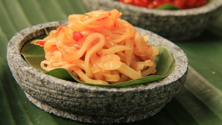 Sambal Mangga Sambal Mangga Muda, the Sundanese unripen mango salsa popular in West Java. Thin mango slices are mixed with crushed red chili, garlic and shrimp paste. This paste is plated on a saucer of mini stoneware mortar; then placed on a large banana leaf.