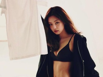 Setuju enggak, kalau Jennie punya aura unik yang bisa cocok dengan segala jenis brand? / foto: instagram.com/calvinklein