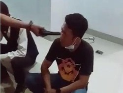 Viral Video Pria Koboi Ancam Tembak Kepala Sopir Travel di Cianjur