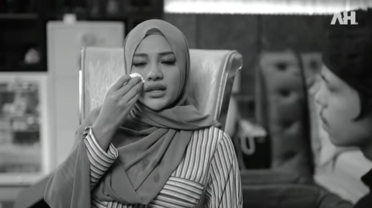 Atta Halilintar dan Aurel Hermansyah sedang berduka karena mengalami keguguran&period; Yuk kita lihat potret tangisan mereka&excl;