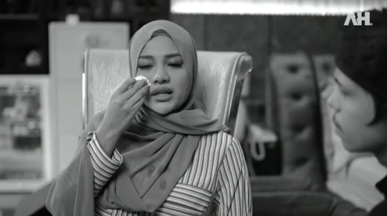 Tangisan Aurel Hermansyah dan Atta Halilintar Atta Halilintar dan Aurel Hermansyah sedang berduka karena mengalami keguguran. Yuk kita lihat potret tangisan mereka!