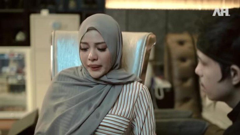 Atta Halilintar dan Aurel Hermansyah sedang berduka karena mengalami keguguran. Yuk kita lihat potret tangisan mereka!