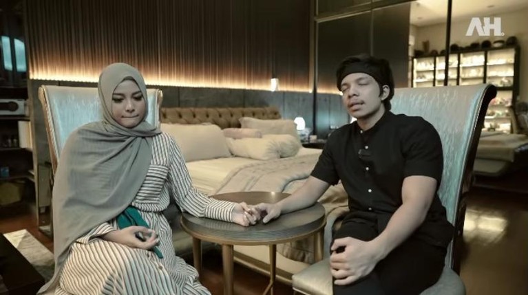 Atta Halilintar dan Aurel Hermansyah sedang berduka karena mengalami keguguran. Yuk kita lihat potret tangisan mereka!