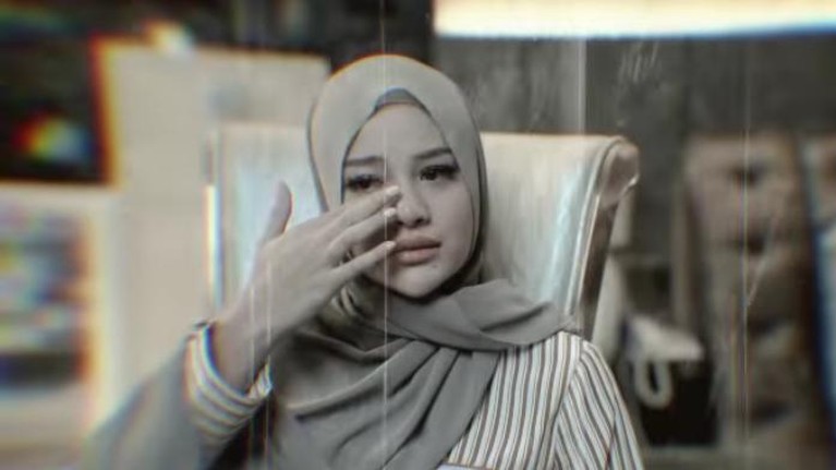 Tangisan Aurel Hermansyah dan Atta Halilintar Atta Halilintar dan Aurel Hermansyah sedang berduka karena mengalami keguguran. Yuk kita lihat potret tangisan mereka!