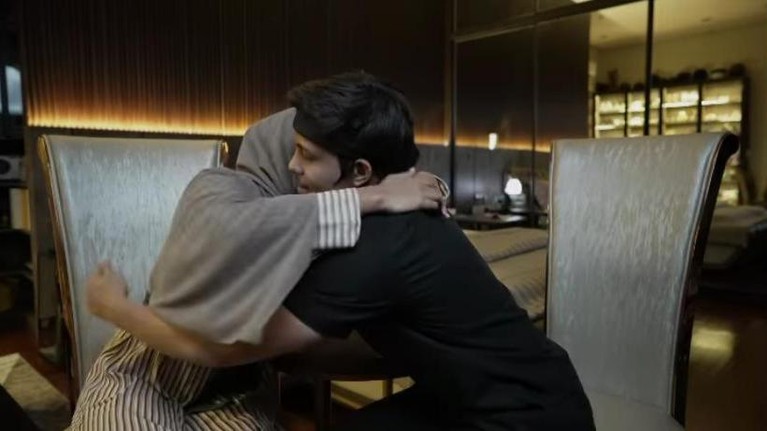 Atta Halilintar dan Aurel Hermansyah sedang berduka karena mengalami keguguran. Yuk kita lihat potret tangisan mereka!