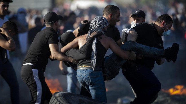 Tentara Israel menembak mati satu warga Palestina yang diduga melempar bom api ke sebuah mobil di dekat permukiman Yahudi di Tepi Barat pada Kamis (14/10).
