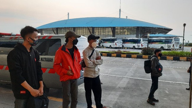 Lima orang pemudik di Terminal Pulogebang, Jakarta Timur dinyatakan positif Covid-19 dan langsung dibawa ke Wisma Atlet untuk mendapat perawatan.