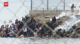 VIDEO: Pasukan Spanyol Halau Migran Pakai Bom Asap