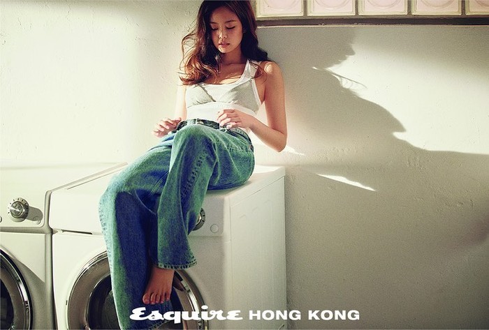 Tidak sedikit netizen wanita iri dengan pinggang Jennie yang langsing / foto: instagram.com/esquirehk