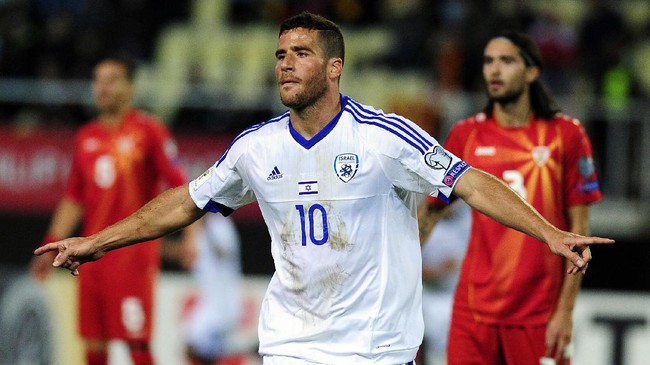 Penyerang asal Israel, Tomer Hemed melakukan selebrasi gol kontroversial dengan membawa bendera dan memakai Kippah di Liga Australia.